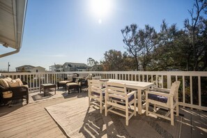 Outdoor dining - New! Beach Cottage, Pool, PickleBall, Swim, Surf (Virginia Beach)