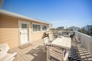 Outdoor dining - New! Beach Cottage, Pool, PickleBall, Swim, Surf (Virginia Beach)