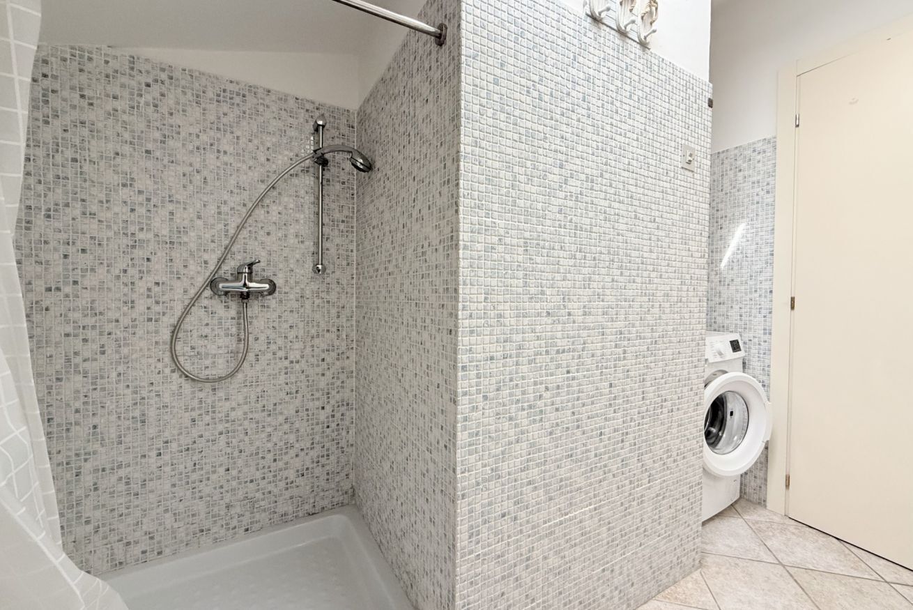Shower, bidet, towels