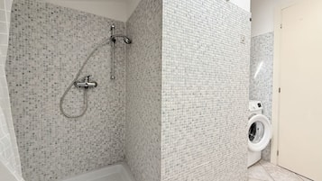 Shower, bidet, towels