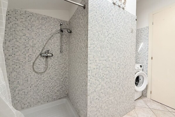 Dusche, Bidet, Handtücher