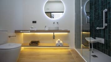 Een douche, handdoeken
