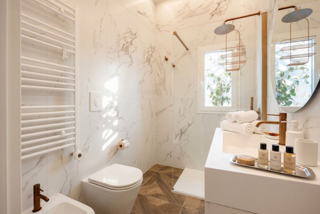 Doccia, bidet, asciugamani, shampoo