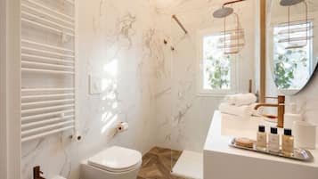 Doccia, bidet, asciugamani, shampoo