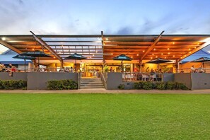 Outdoor dining - Nightcliff Oceanview Top floor Retreat (Nightcliff)