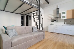 Living area - Cozy 38m2 apartment, perfect for 4 people, located on the ground floor of a typical building.The accommodation is located in a strategic position, a stone's throw from the Central Station and the M1 Lima metro, allowing you to easily move around the ci (Milan)