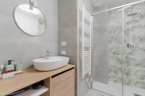 Shower, bidet, towels - Cozy 38m2 apartment, perfect for 4 people, located on the ground floor of a typical building.The accommodation is located in a strategic position, a stone's throw from the Central Station and the M1 Lima metro, allowing you to easily move around the ci (Milan)