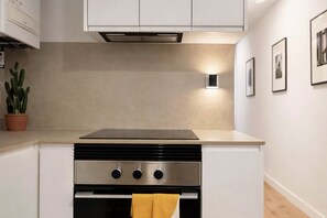 Fridge, microwave, oven, dishwasher - R2R -Apartment in downtown Oviedo - 660A (Oviedo)