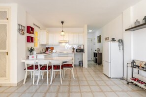 Fridge, microwave, oven, stovetop - 1BR Apartment Views - Pool - Terrace - Costa Adeje (Playa de las Américas)