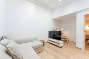 TV - Charming 1BR Apartment - Pool - Terrace & BBQ - AC (Santa Cruz de Tenerife)