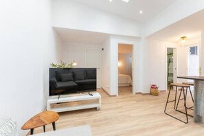 TV - Charming 1BR Apartment - Pool - Terrace & BBQ - AC (Santa Cruz de Tenerife)