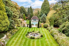 Property grounds - Heatherfield Hall - Seven Bedroom Villa, Sleeps 14 (Haslemere)