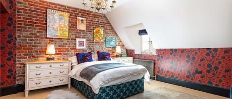 7 bedrooms, iron/ironing board, bed sheets
