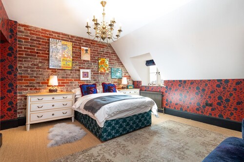 Heatherfield Hall - Seven Bedroom Villa, Sleeps 14