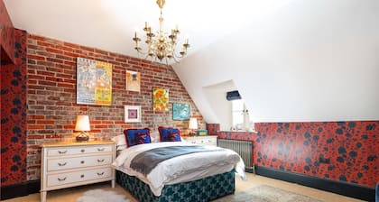 Heatherfield Hall - Seven Bedroom Villa, Sleeps 14