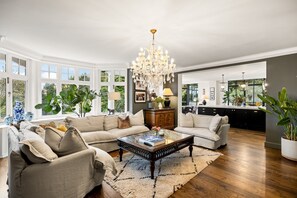 Interior - Heatherfield Hall - Seven Bedroom Villa, Sleeps 14 (Haslemere)