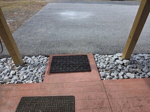 Exterior detail - New 1-bedroom dog-friendly apartment with AC in Colchester near the lake (Colchester)