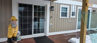 New 1-bedroom dog-friendly apartment with AC in Colchester near the lake