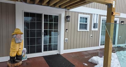 New 1-bedroom dog-friendly apartment with AC in Colchester near the lake