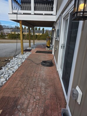 Exterior detail - New 1-bedroom dog-friendly apartment with AC in Colchester near the lake (Colchester)