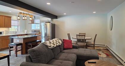 New 1-bedroom dog-friendly apartment with AC in Colchester near the lake