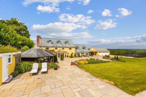 The Devonshire - Six Bedroom Villa, Sleeps 12