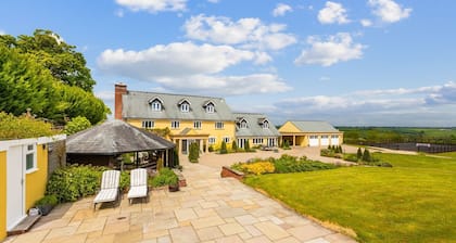 The Devonshire - Six Bedroom Villa, Sleeps 12