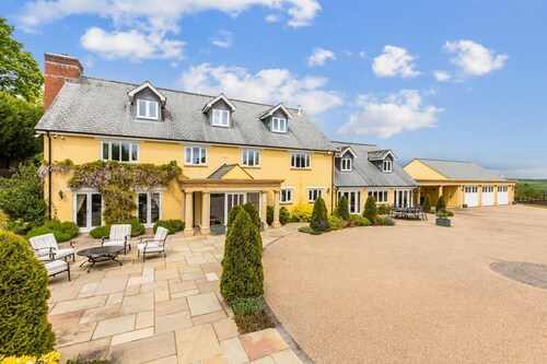 The Devonshire - Six Bedroom Villa, Sleeps 12