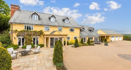 The Devonshire - Six Bedroom Villa, Sleeps 12