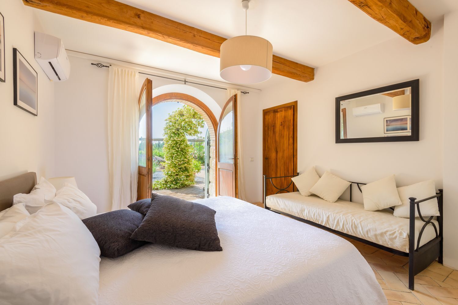 4 bedrooms, iron/ironing board, internet, bed sheets