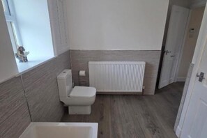 Separate tub and shower, deep soaking tub, hair dryer, towels - Farm Cottage at Foot Angus Glens (Kirriemuir)