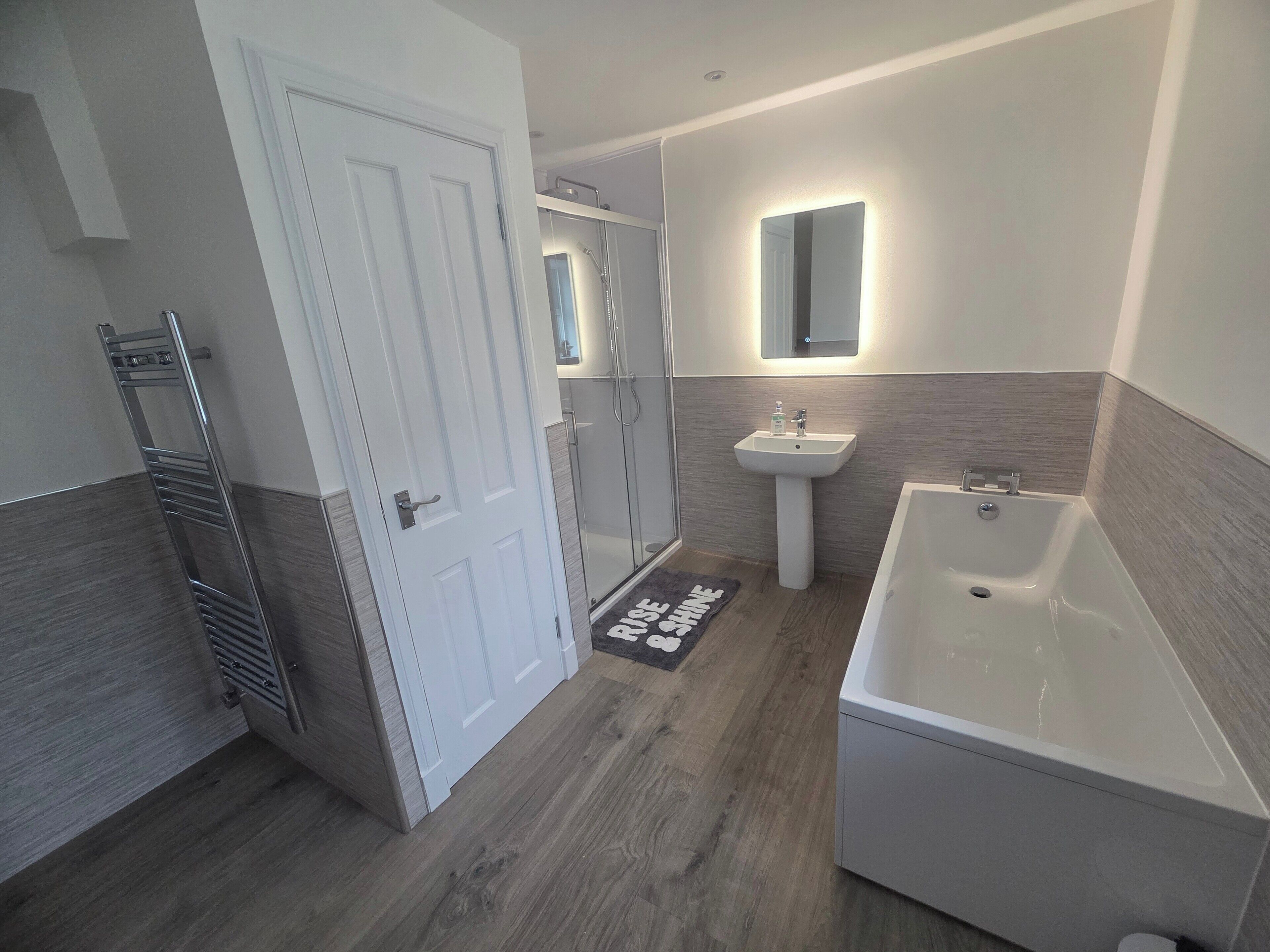 Baignoire et douche séparées, baignoire relaxante profonde