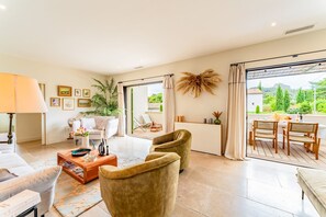 Living area - Villa Des Oiseaux - Three Bedroom Villa, Sleeps 6 (Saint-Remy-de-Provence)