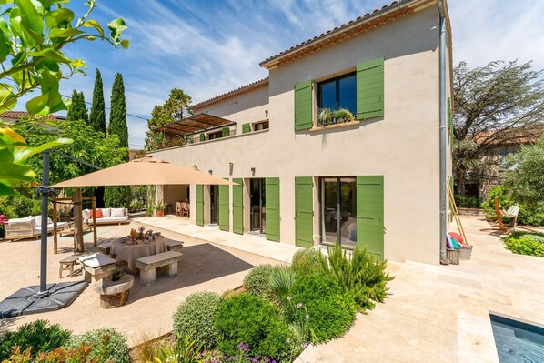 Outdoor dining - Villa Des Oiseaux - Three Bedroom Villa, Sleeps 6 (Saint-Remy-de-Provence)