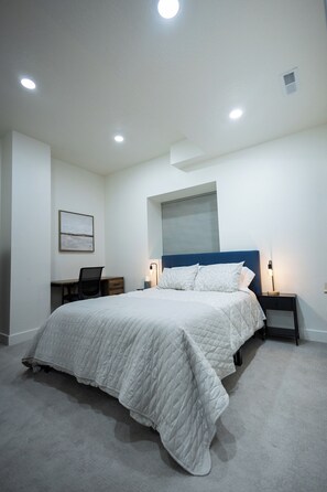 2 bedrooms, iron/ironing board, WiFi, bed sheets - Spacious and modern basement apartment in serene Mapleton (Mapleton)