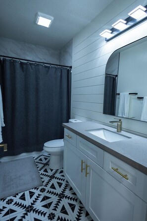 Hair dryer, towels, soap, toilet paper - Spacious and modern basement apartment in serene Mapleton (Mapleton)