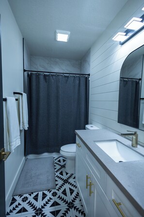Hair dryer, towels, soap, toilet paper - Spacious and modern basement apartment in serene Mapleton (Mapleton)