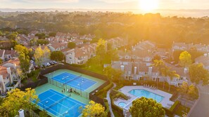 A residential area with houses, a tennis court, and a swimming pool. - Carmel Valley Gem - Pool, Tennis & Garage (San Diego)
