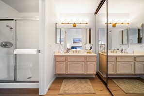 Shower, hair dryer, towels, shampoo - Carmel Valley Gem - Pool, Tennis & Garage (San Diego)