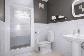 Dusche, Haartrockner, Handtücher, Seife