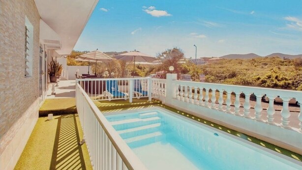 A pool area with a view of the landscape. - Cozy 2 Bedroom Flat W Pool/ Free Parking (Philipsburg)