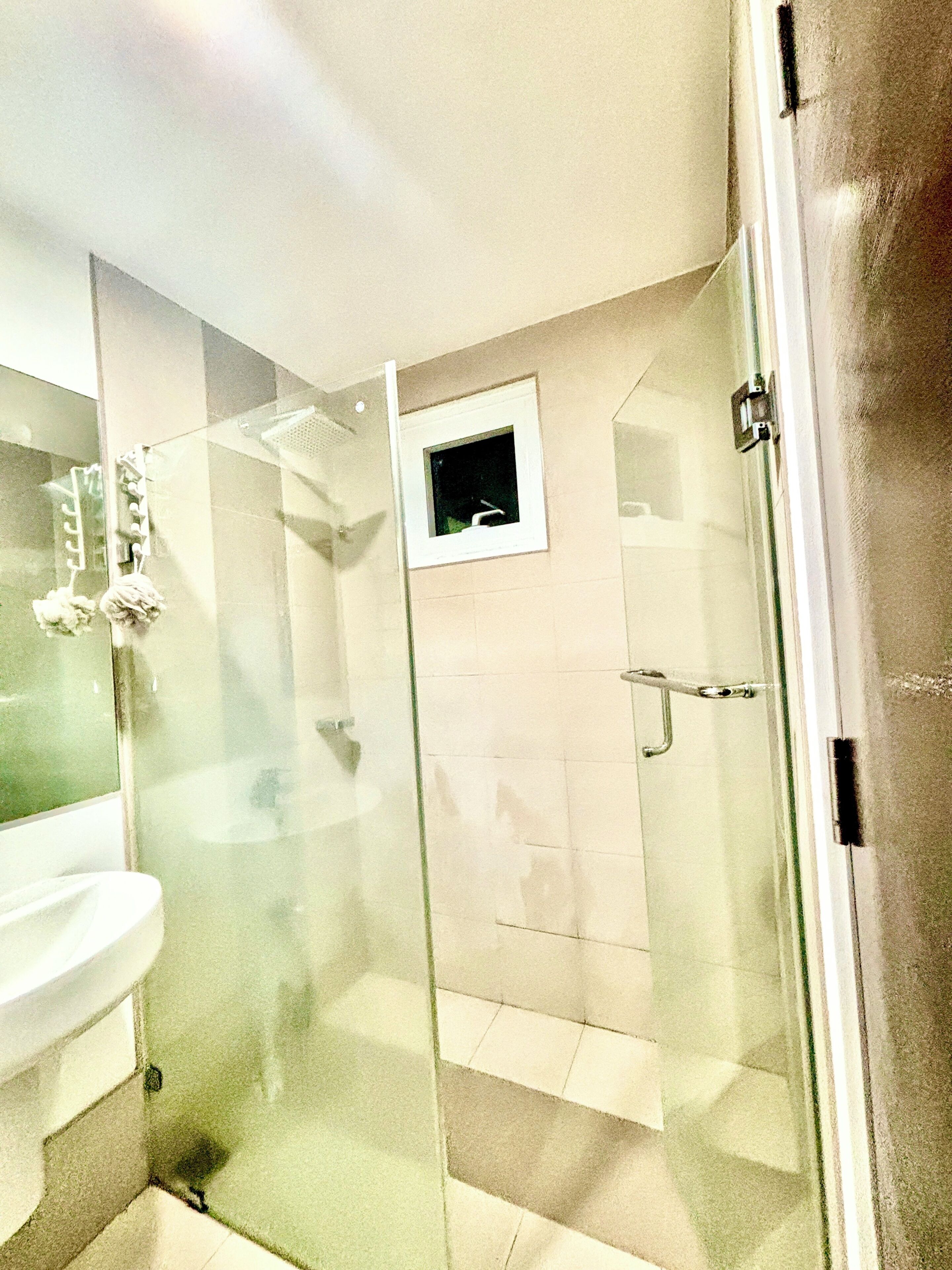 Regadera, bidet, toallas, papel de baño 