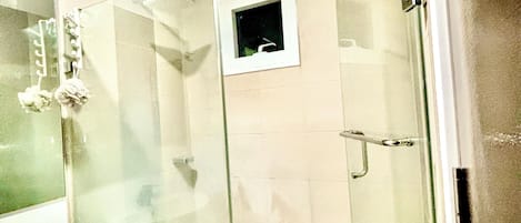 シャワー、ビデ、タオル、トイレットペーパー