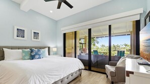 Un dormitorio con una cama, un escritorio y vistas al exterior.