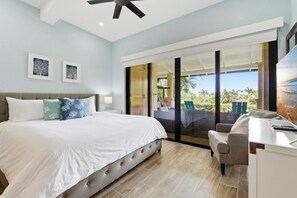 A bedroom with a bed, a desk, and a view of the outdoors. - Two bedroom  in Costa Rica, Tamarindo (Tamarindo)