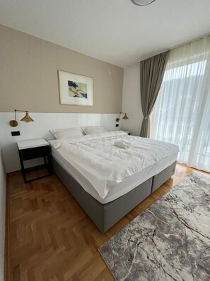 Apartamento conforto, sacada, vista para a colina | Cofres nos quartos, cortinas blackout, ferros/tábuas de passar roupa