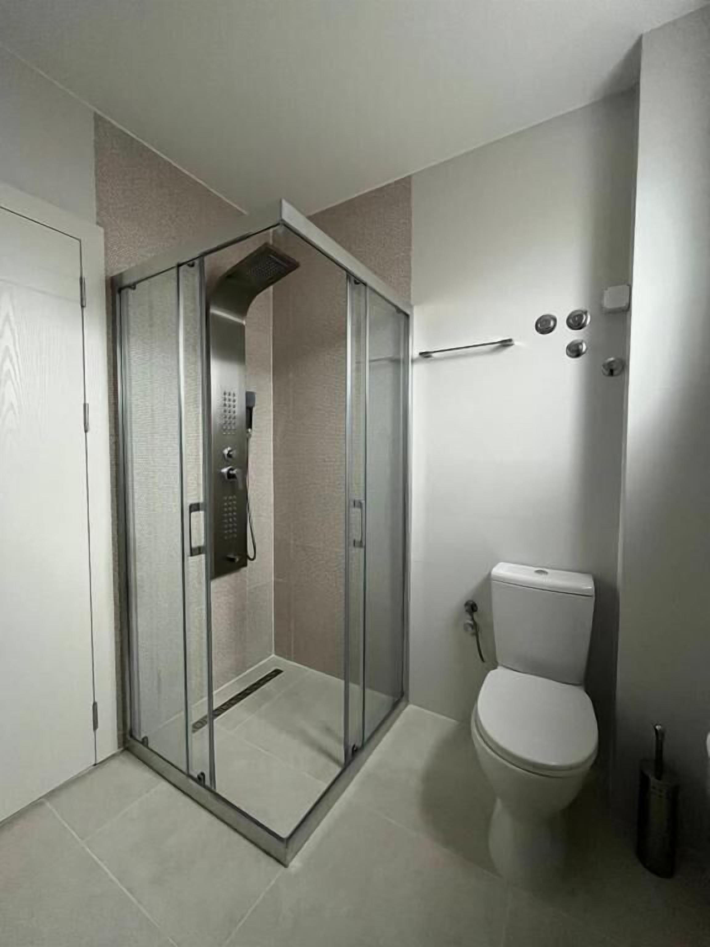 Apartemen Comfort, balkon, pemandangan bukit | Kamar mandi | Shower, pengering rambut, sandal, dan handuk