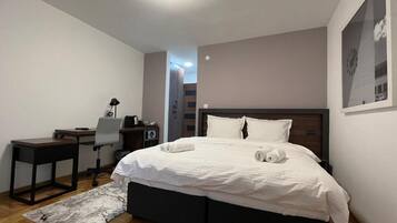 Deluxe-Doppelzimmer, Balkon, Hügelblick