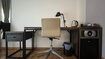 Deluxe Double Room, Balcony, Hill View | Interior