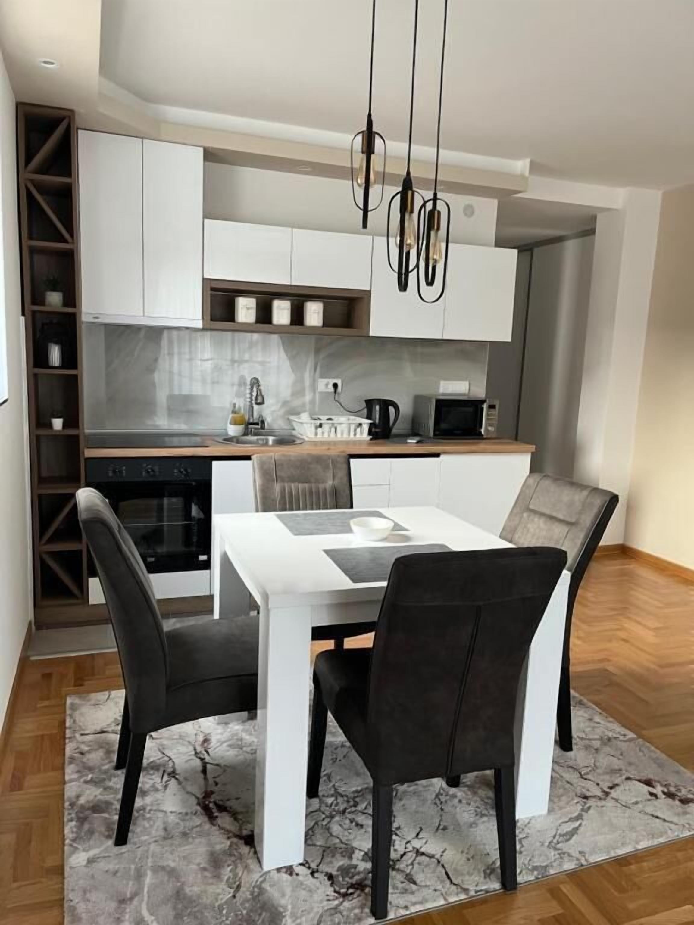 Comfort-Apartment, Balkon, Hügelblick | Speisen